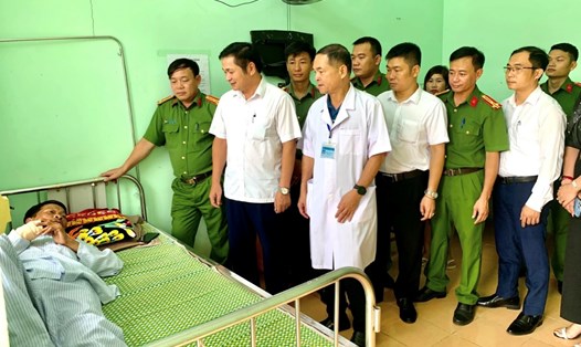 Ông Nguyễn Thanh Hoài, Chủ tịch UBND huyện Quỳ Châu, thăm, động viên thiếu tá Tân đang điều trị. Ảnh: Quỳnh Trang