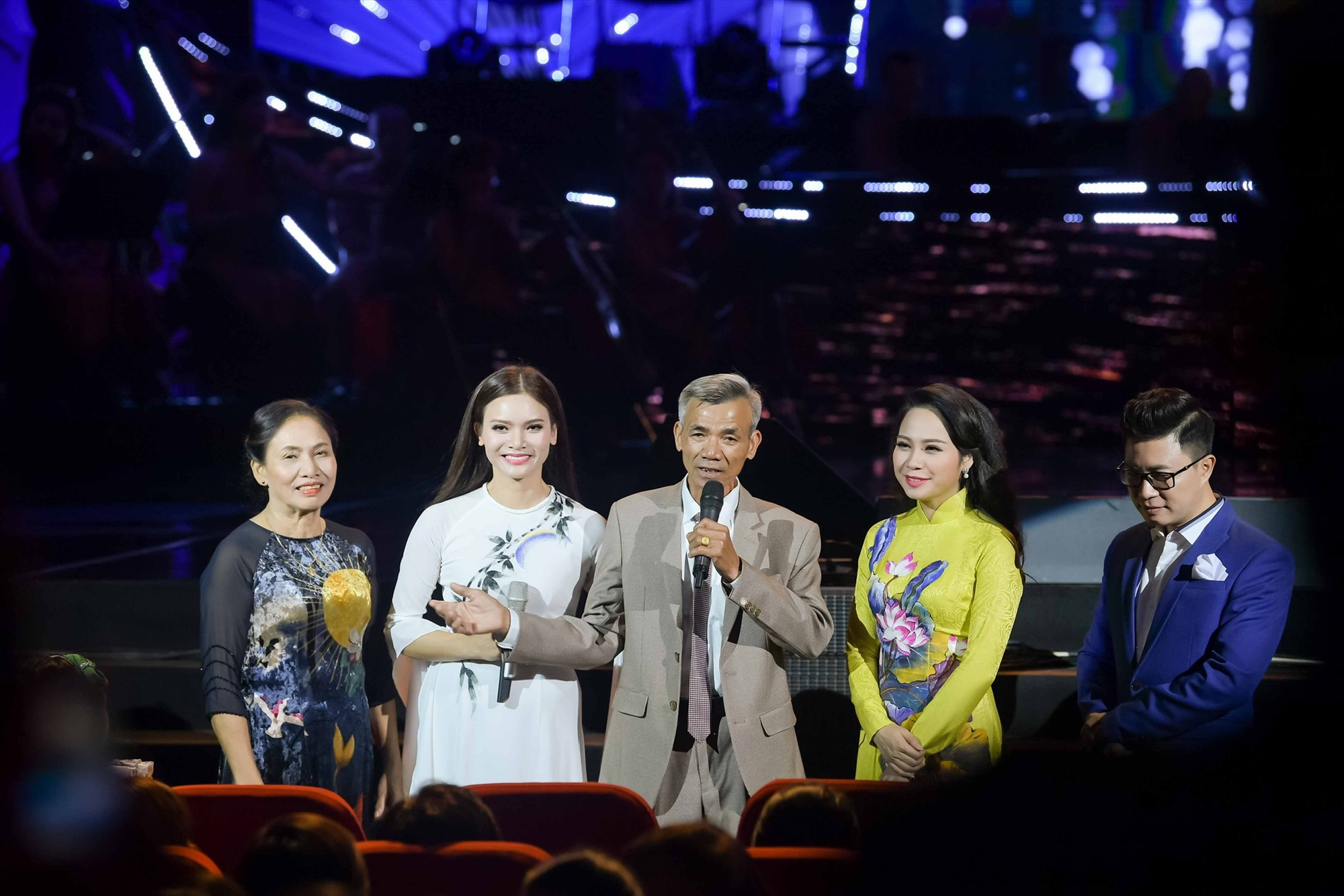 NSƯT Phạm Phương Thảo và cha mẹ tại liveshow “Mơ duyên” năm 2018. Ảnh: Nhân vật cung cấp