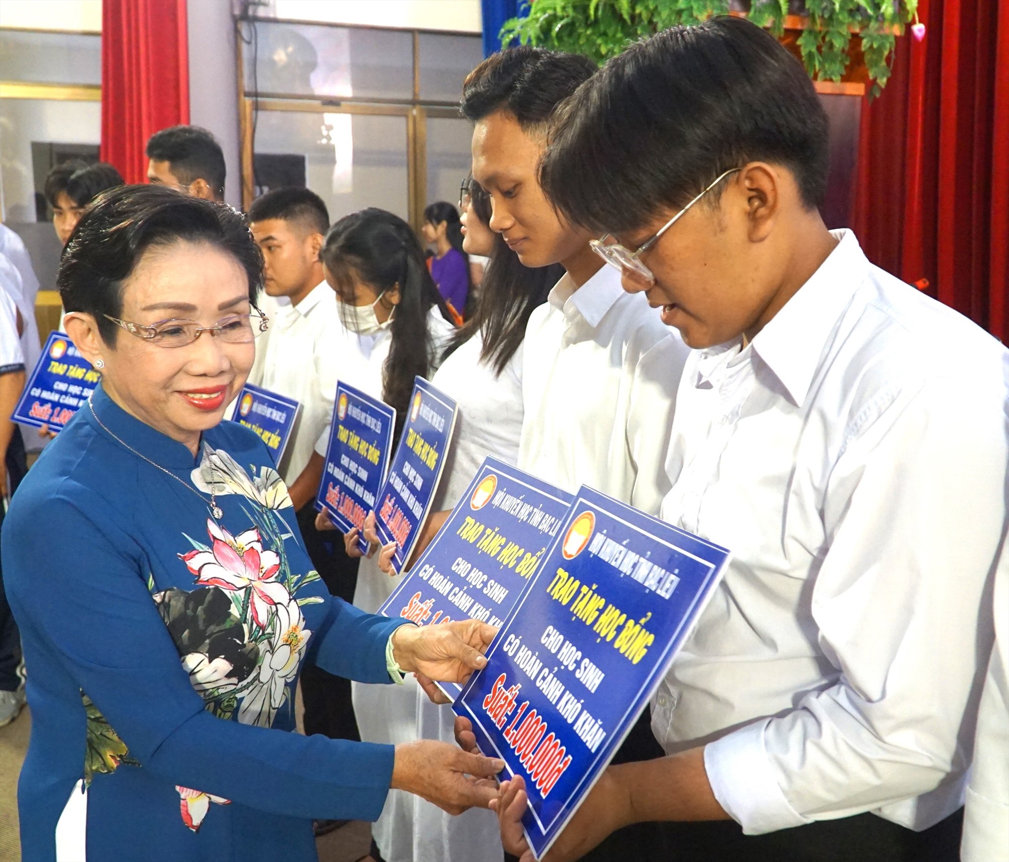 Bà Trương Thị Hiền, Phó Chủ tịch Hội Khuyến học Việt Nam trao học bổng cho sinh viên Trường Đại học Bạc Liêu. Ảnh: Nhật Hồ