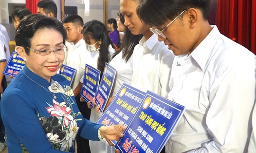 Bà Trương Thị Hiền, Phó Chủ tịch Hội Khuyến học Việt Nam trao học bổng cho sinh viên Trường Đại học Bạc Liêu. Ảnh: Nhật Hồ