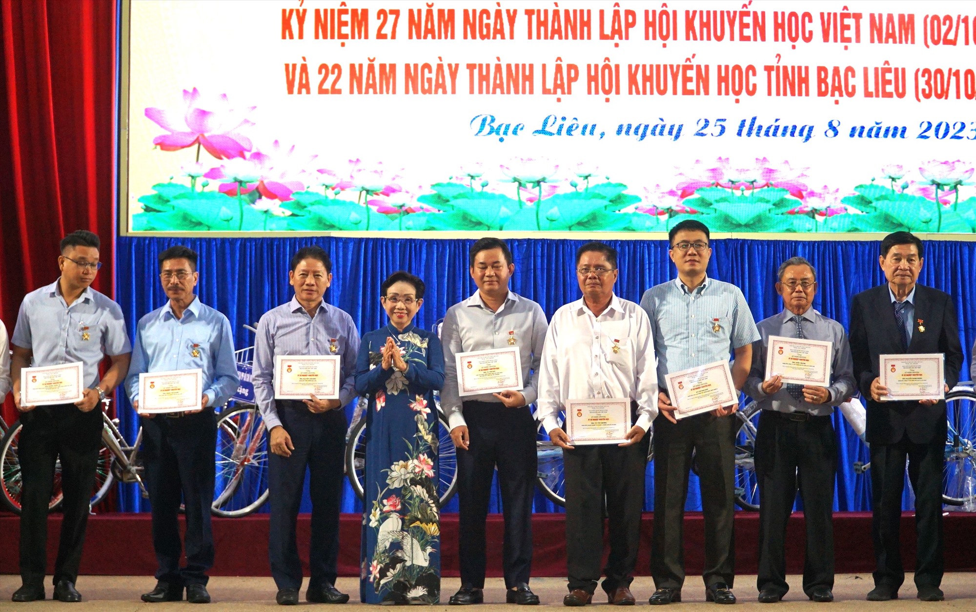 Bà Trương Thị Hiền, Phó Chủ tịch Hội Khuyến học Việt Nam trao Kỷ niệm chương vì sự nghiệp khuyến học cho các đại biểu. Ảnh: Nhật Hồ
