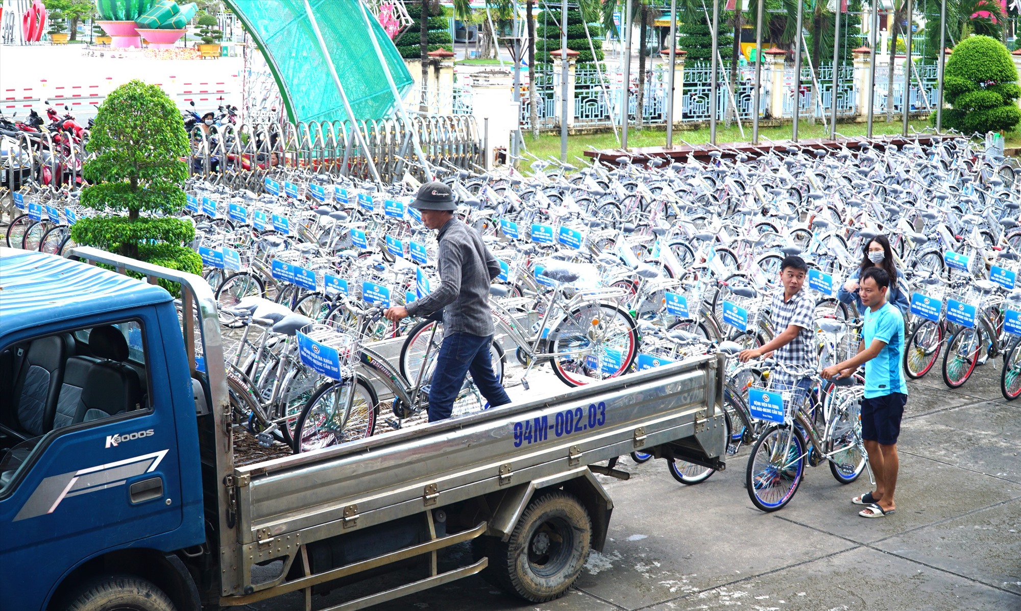 Những chiếc xe đạp được Ban tổ chức đưa đến địa phương để trao trực tiếp cho các em học sinh khó khăn trước thềm khai giảng năm học mới. Ảnh: Nhật Hồ
