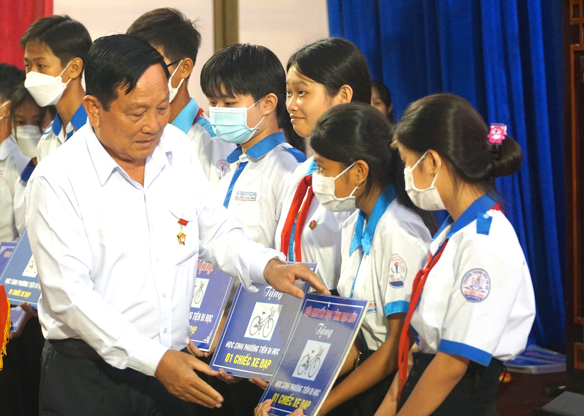 Đại diện nhà tài trợ trao học bổng cho học sinh khó khăn tại tỉnh Bạc Liêu. Ảnh: Nhật Hồ