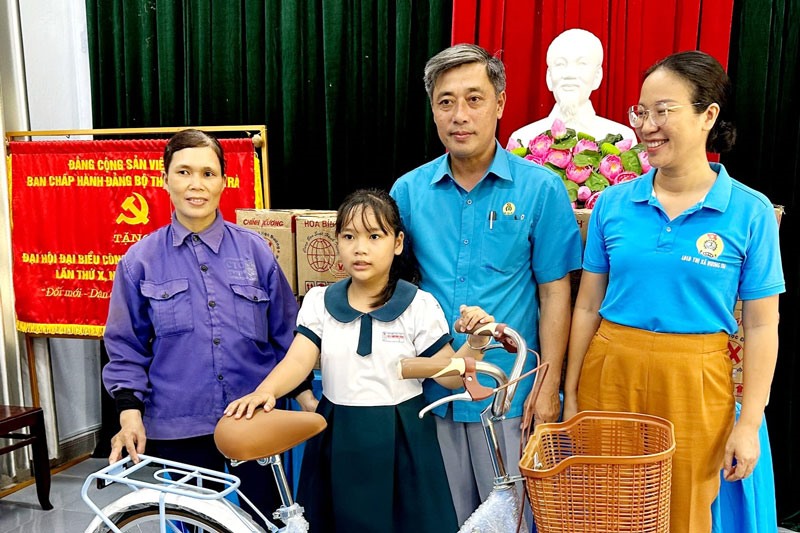 Tặng xe đạp tiếp cho con em đoàn viên ở chương trình "Cùng em đến trường". Ảnh: Công đoàn Hương Trà