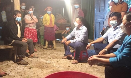Ngành chức năng huyện Mèo Vạc tuyên truyền các biện pháp phòng dịch bệnh tới người dân trên địa bàn. Ảnh: hà Linh.