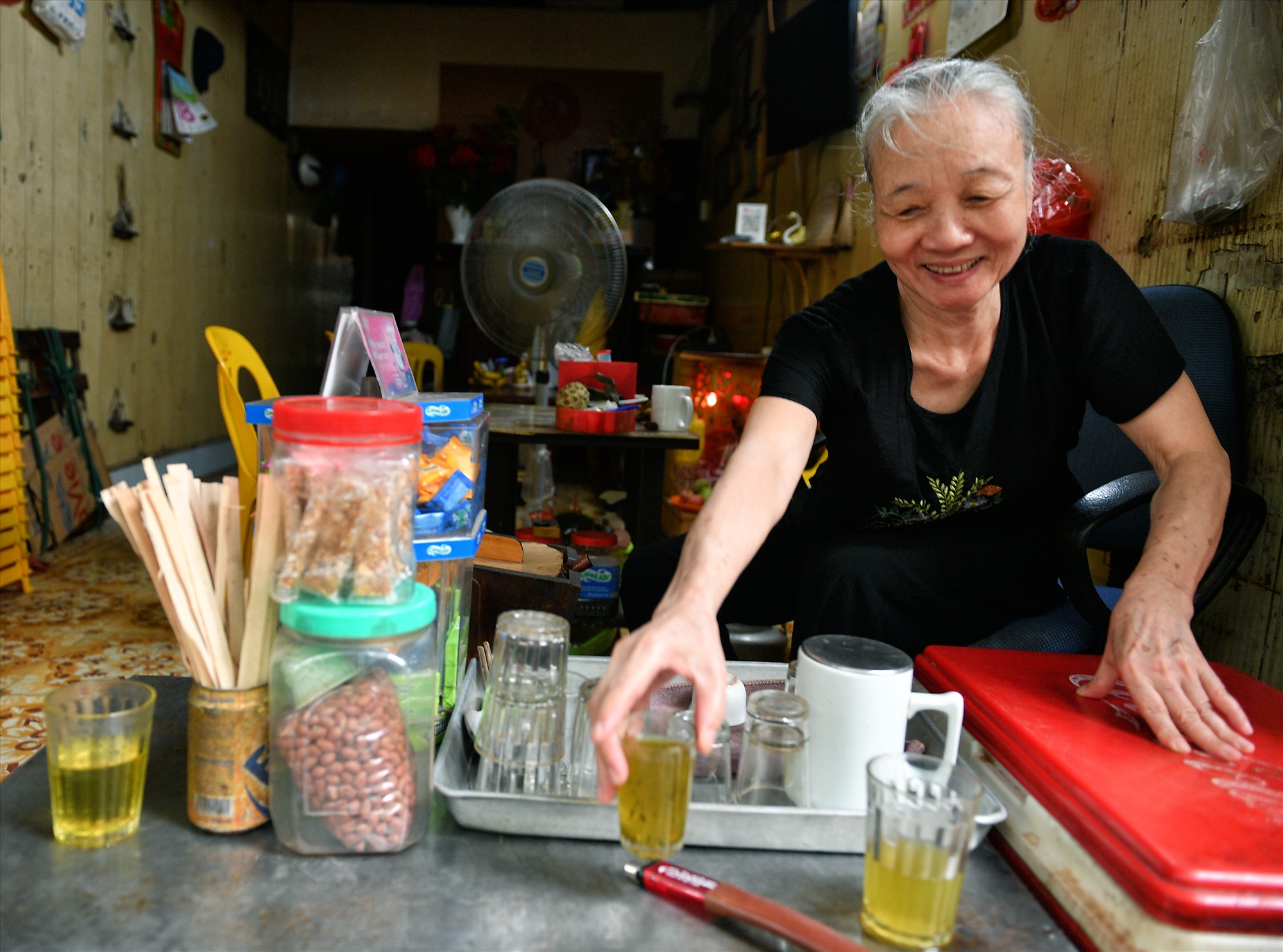 Chè chén vỉa hè. Bà bán nước chè bảo thích nhất là được ngồi nghe chuyện của mọi người.