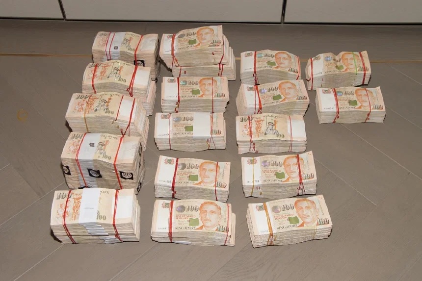 Tiền mặt của nhóm tội phạm bị cảnh sát thu giữ. Ảnh: Lực lượng cảnh sát Singapore