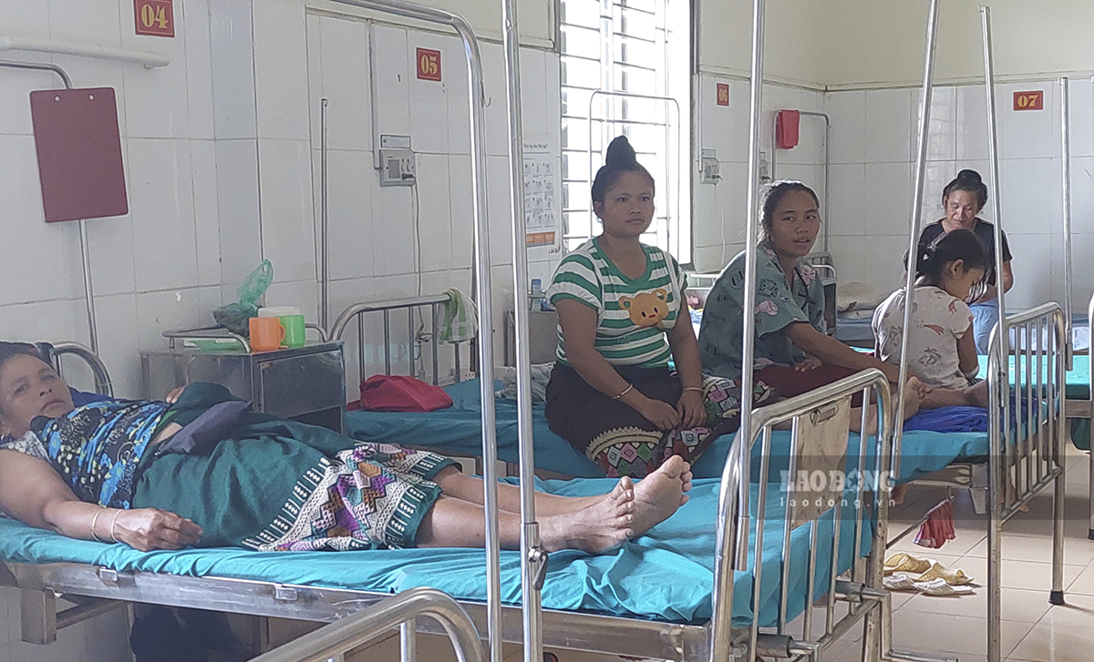 Các bệnh nhân ở bản Co Pục, xã Hua Thanh đang nằm tại phòng cấp cứu, TTYT huyện Điện Biên. 
