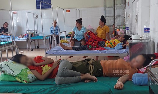 Đã có 16 người tại Điện Biên phải nhập viện cấp cứu nghi uống phải nguồn nước nhiễm thuốc diệt cỏ. Ảnh: Văn Thành Chương
