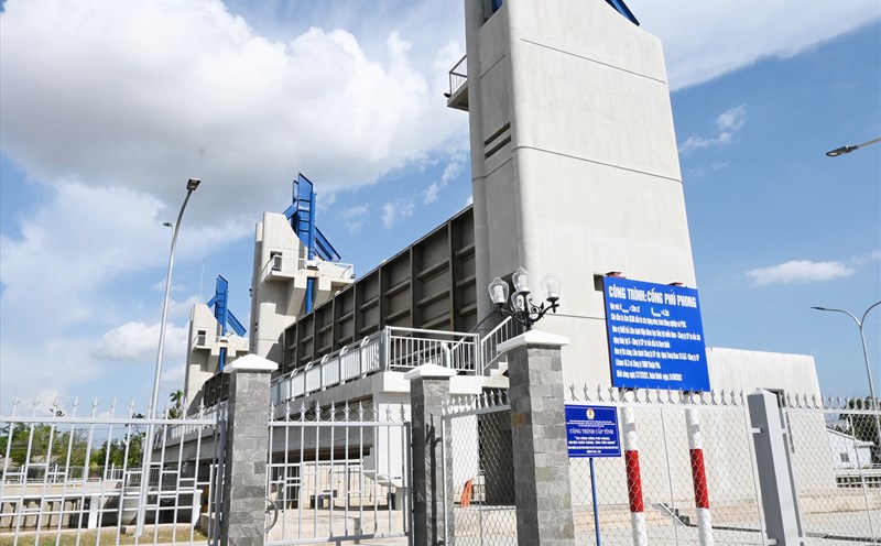 Công trình “Cống Phú Phong được LĐLĐ tỉnh Tiền Giang công nhận là công trình thi đua cấp tỉnh, chào mừng đại hội Công đoàn các cấp. Ảnh: Thành Nhân