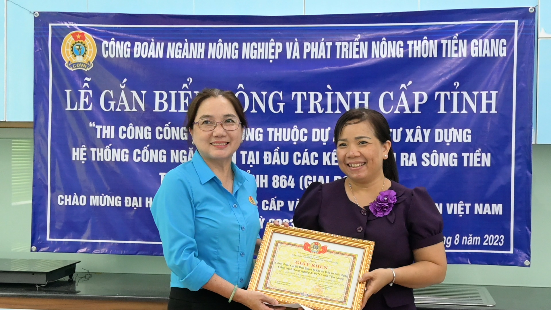 Bà Huỳnh Kim Thoa - Chủ tịch Công đoàn ngành Nông nghiệp và Phát triển nông thôn tỉnh Tiền Giang trao . Ảnh: Thành Nhân