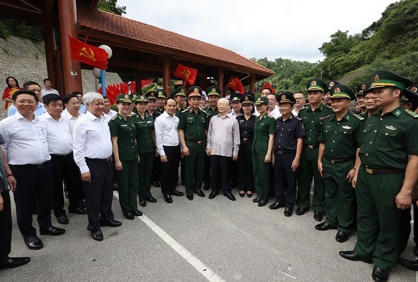 Tổng Bí thư Nguyễn Phú Trọng với lực lượng chức năng Cửa khẩu quốc tế Hữu Nghị. Ảnh: Trí Dũng/TTXVN 