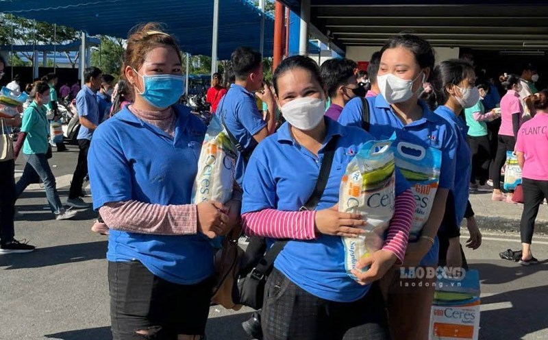 6.800 phần quà trao tay đã hỗ trợ phần nào cho đoàn viên và người lao động. Ảnh: Nguyên Anh