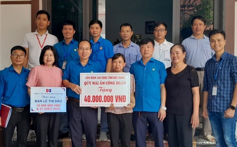 Ông Lê Đức Thọ- Phó Chủ tịch Liên đoàn Lao động tỉnh (hàng đầu, thứ 3 từ trái qua) trao hỗ trợ 40 triệu đồng cho gia đình đoàn viên Lê Thị Đào. Ảnh: CĐ các KCN tỉnh Bắc Giang
