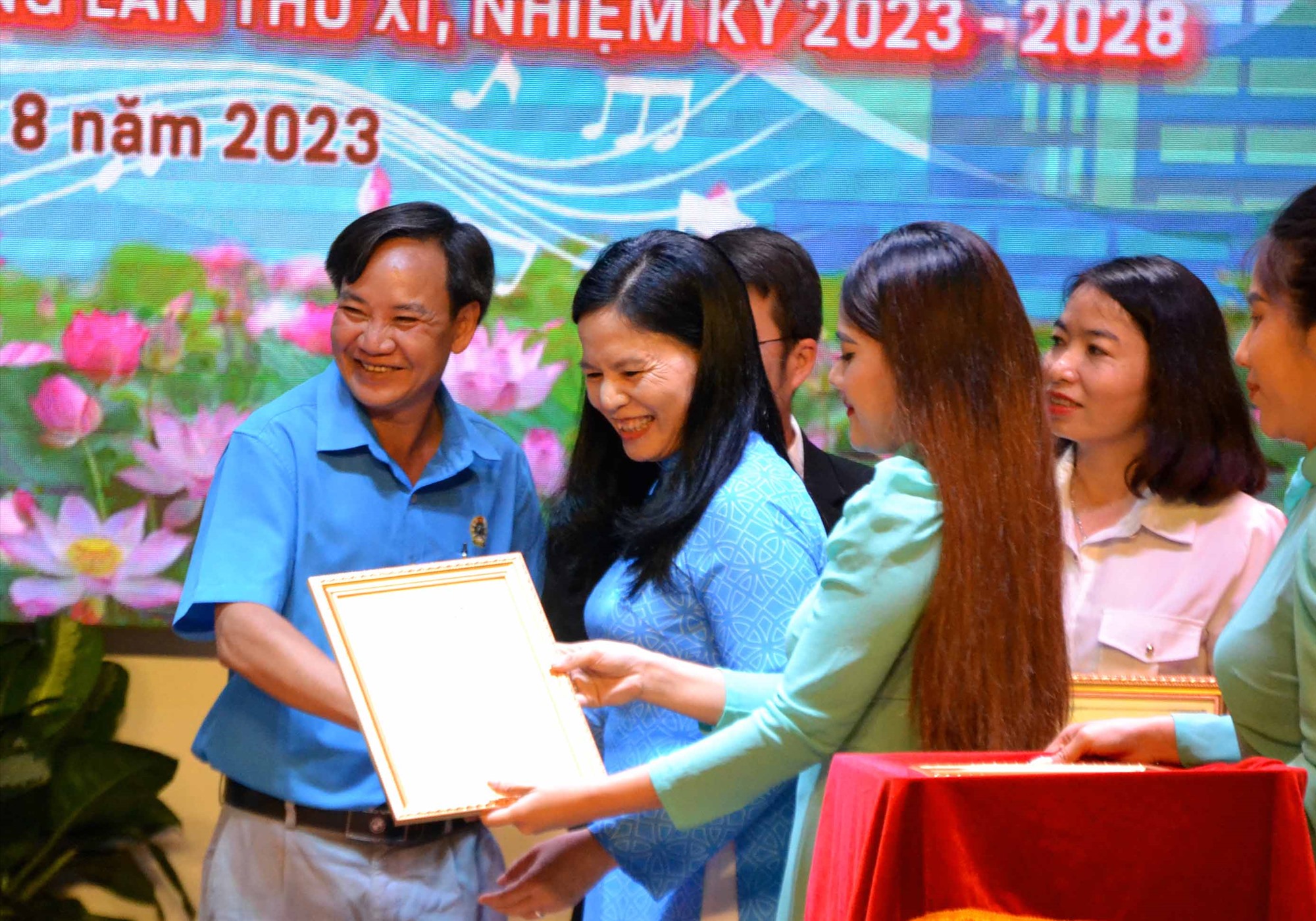 Phó Chủ tịch Thường trực LĐLĐ tỉnh An Giang Phan Thị Diễm trao thưởng tại Liên hoan. Ảnh: Lâm Điền