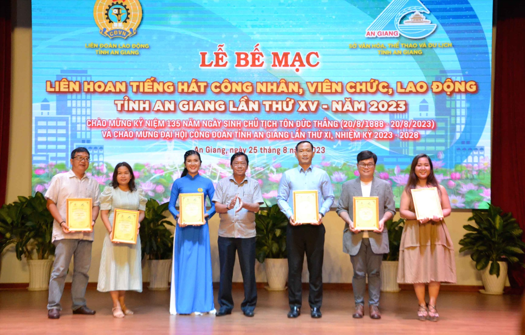 Ông Nguyễn Khánh Hiệp, Tỉnh ủy viên, Giám đốc Sở VHTTDL tỉnh An Giang trao thưởng cho các đợn vị, cá nhân đạt giải cao nhất tại Liên hoan. Ảnh: Lâm Điền