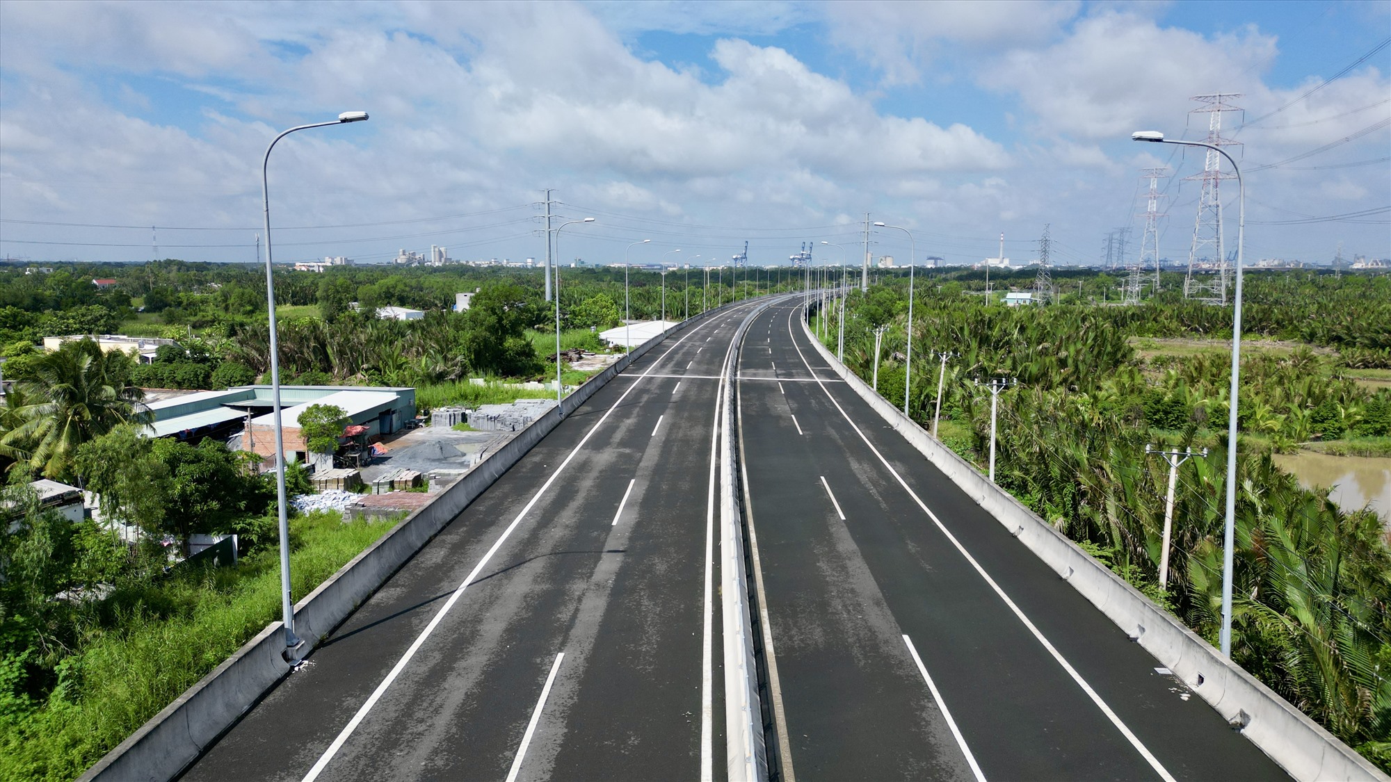 Toàn tuyến được xây dựng theo tiêu chuẩn đường cao tốc loại A, với 4 làn xe và hai làn dừng khẩn cấp, vận tốc thiết kế 100 km/h.