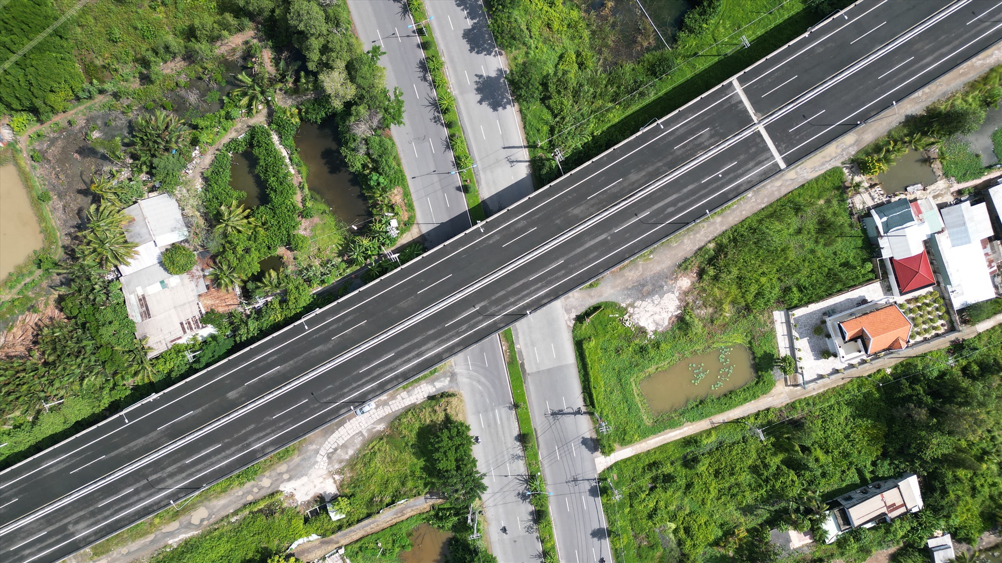 Tuyến cao tốc này mặc dù đi qua huyện Cần Giờ nhưng không có điểm nối với huyện. Trong giai đoạn từ nay đến năm 2030, dự án xây dựng nút giao thông đường Rừng Sác với đường cao tốc Bến Lức - Long Thành cũng sẽ được triển khai.