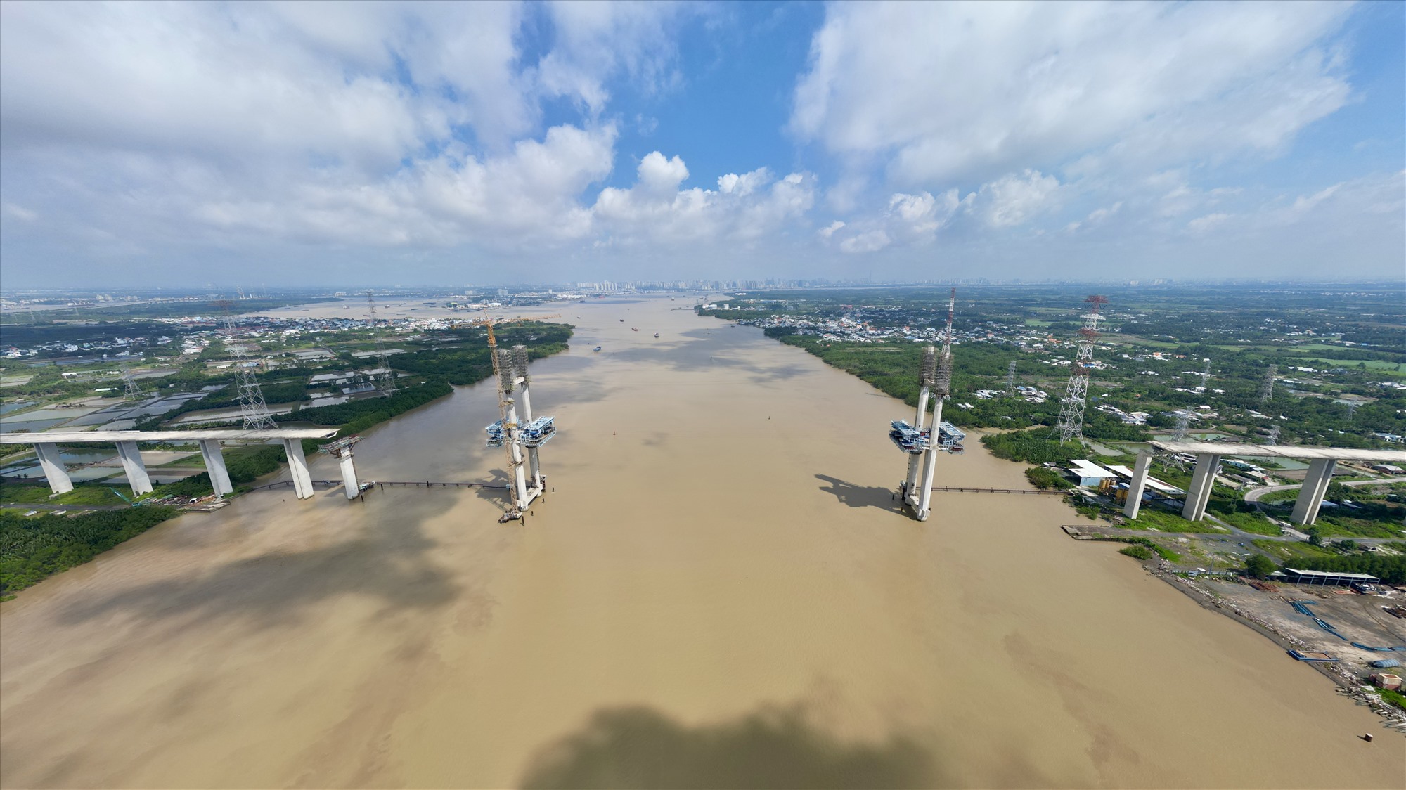 Cầu Phước Khánh khởi công 8.2015, dài 3,1 km, nhịp chính dài 300 m, bắc qua sông Lòng Tàu. Cầu rộng 21,7 m và nối huyện Cần Giờ (TP HCM) với huyện Nhơn Trạch (Đồng Nai). 