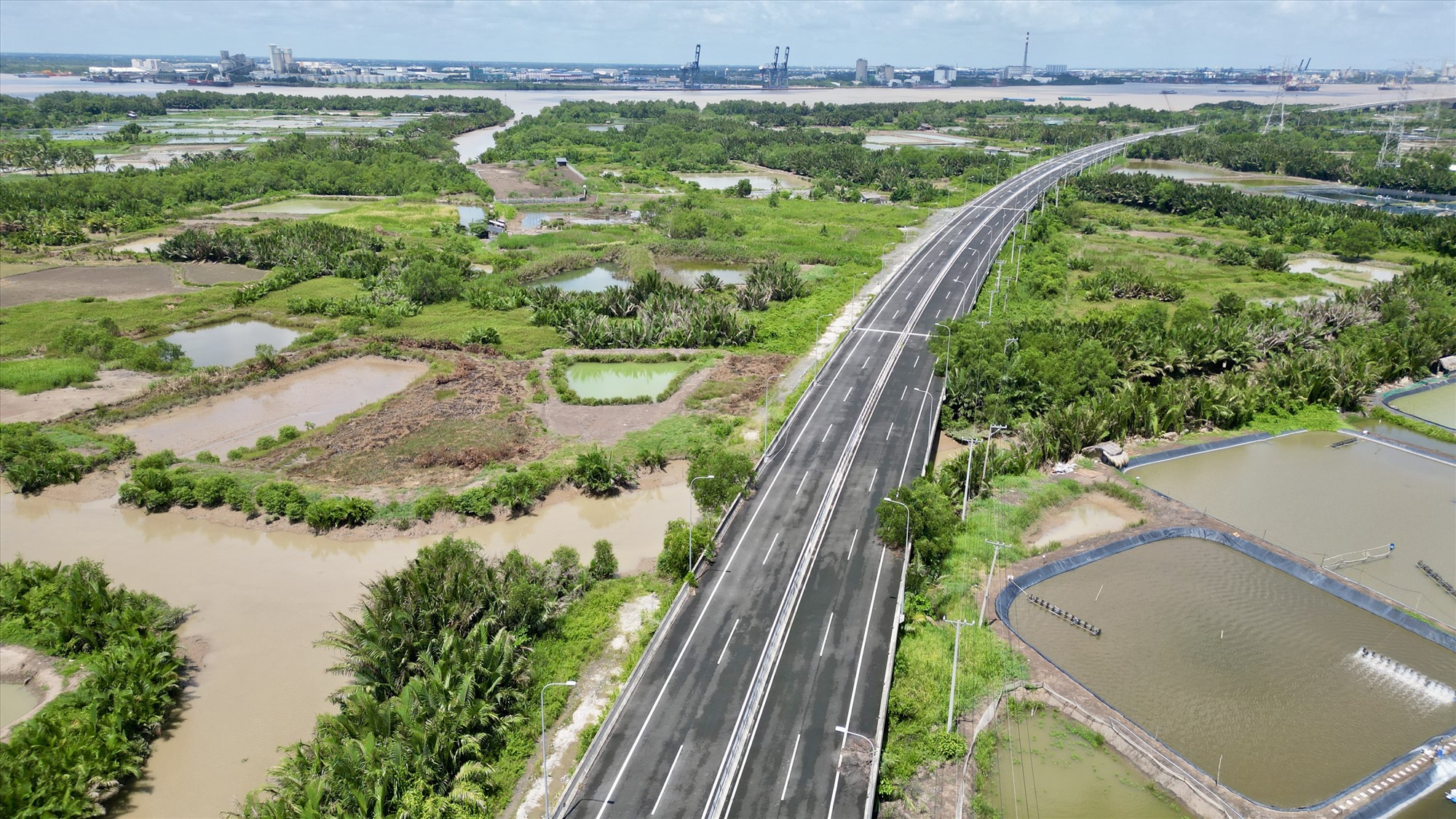 Phần lớn đoạn cao tốc Bến Lức - Long Thành đi qua huyện Bình Chánh đã trải nhựa, lắp dải phân cách, lan can, một số đoạn kẻ vạch đường... N