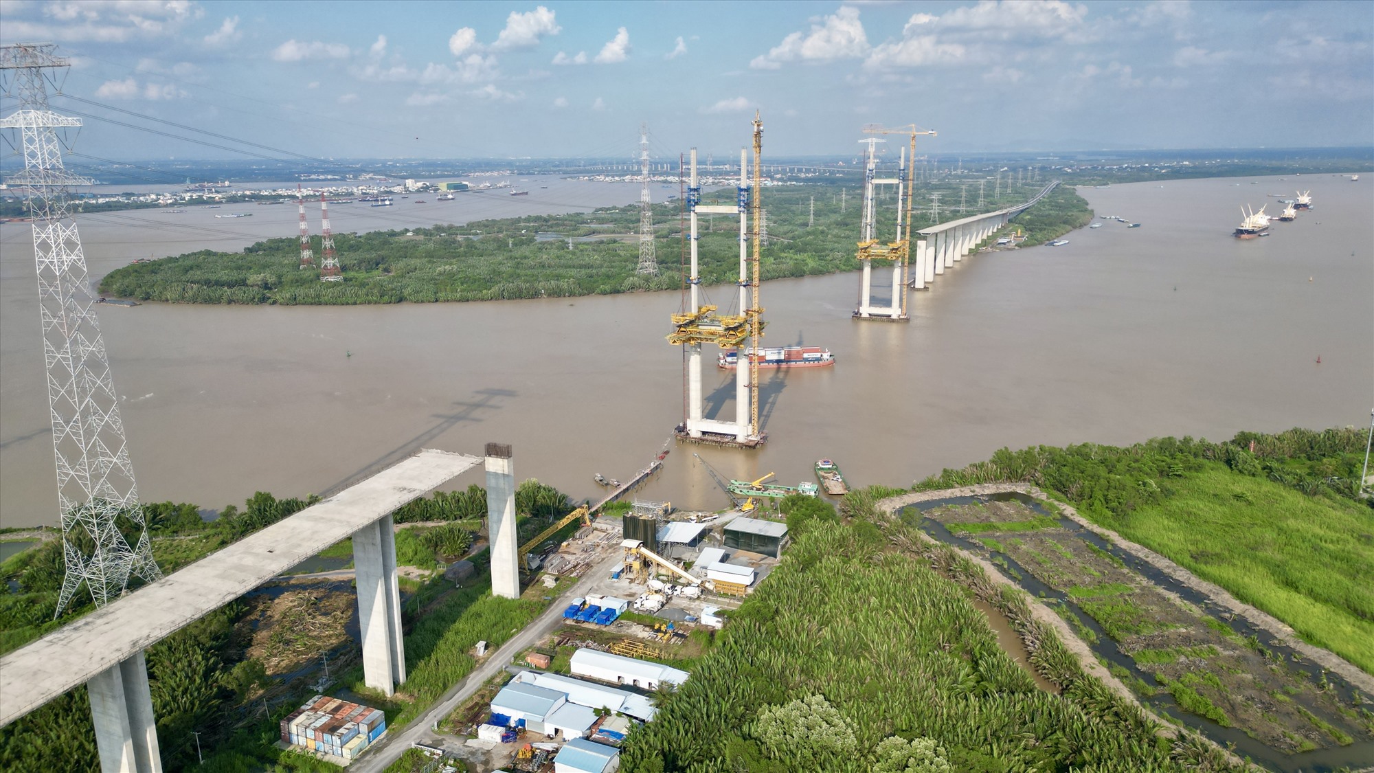 Tuyến cao tốc Bến Lức - Long Thành đi qua huyện Cần Giờ sẽ có điểm đầu tại cầu Bình Khánh. Đây cũng là ranh giới giữa huyện Nhà Bè và Cần Giờ.