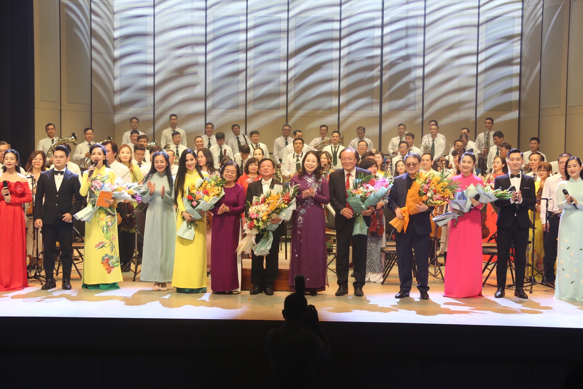 Phó Chủ tịch nước Võ Thị Ánh Xuân và các đồng chí lãnh đạo tặng hoa chúc mừng các nghệ sĩ. Ảnh: Ban tổ chức