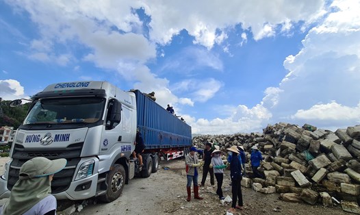 Xe container chở phao xốp thu gom được trên vùng biển Vân Đồn đi xử lý. Ảnh: Nguyễn Hùng