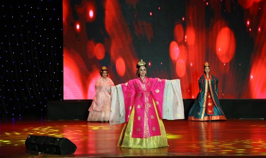Trình diễn thời trang trong chương trình giao lưu văn hóa "Hương sắc Việt - Hàn". Ảnh: Văn Trực
