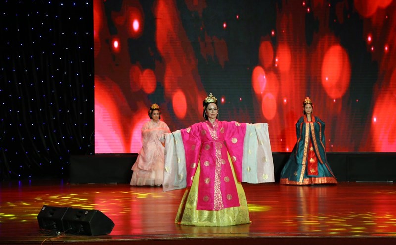 Trình diễn thời trang trong chương trình giao lưu văn hóa "Hương sắc Việt - Hàn". Ảnh: Văn Trực