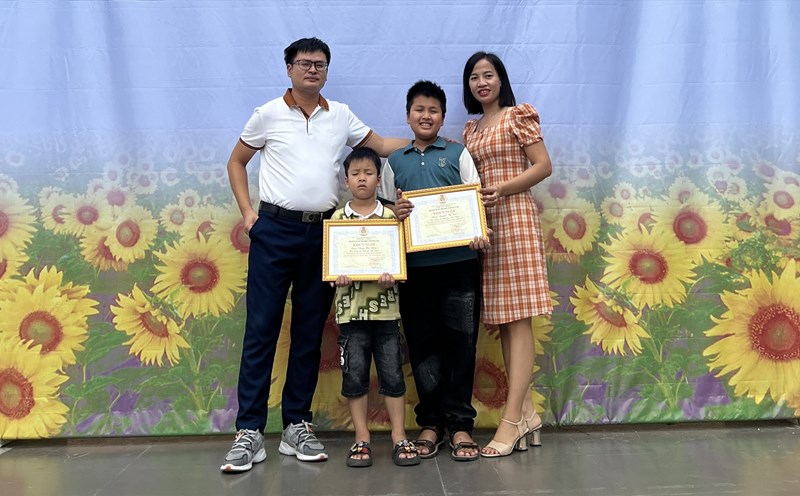 Niềm vui của một gia đình tiêu biểu được biểu dương sáng 26.8. Ảnh: Kiều Vũ