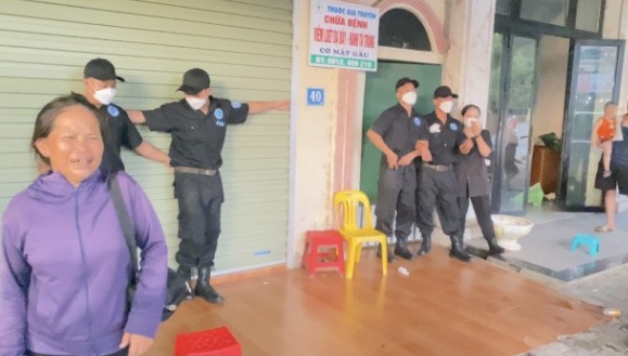 Một nhóm người ngăn cản gia đình ông Nguyễn Thành Nam vào nhà số 40 Nguyễn Du- TP. Vinh ngày 12.8.2023 . Ảnh: Hải Đăng