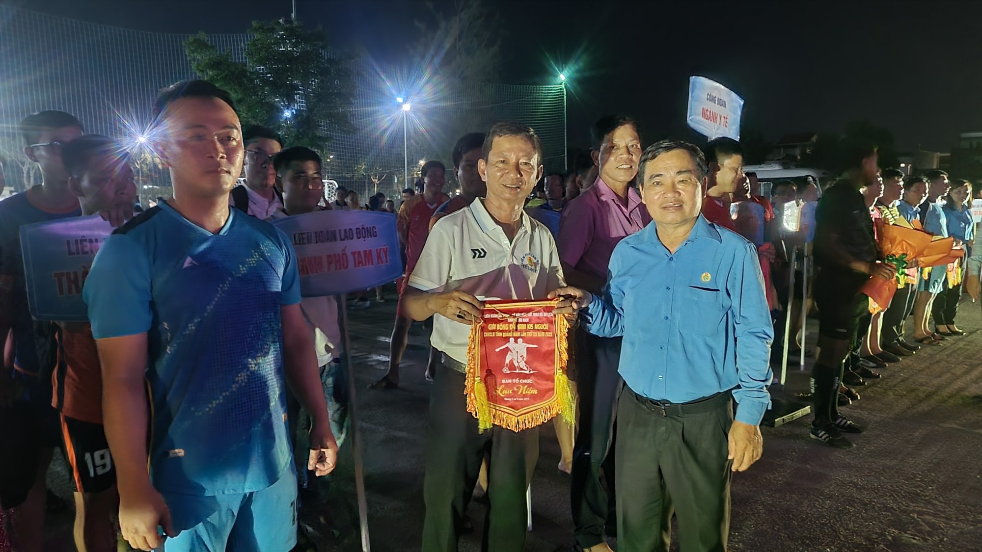 Chủ tịch Công đoàn Quảng Nam Phan Xuân Quang tặng cờ lưu niệm cho các đội dự giải. Ảnh Hoàng Bin
