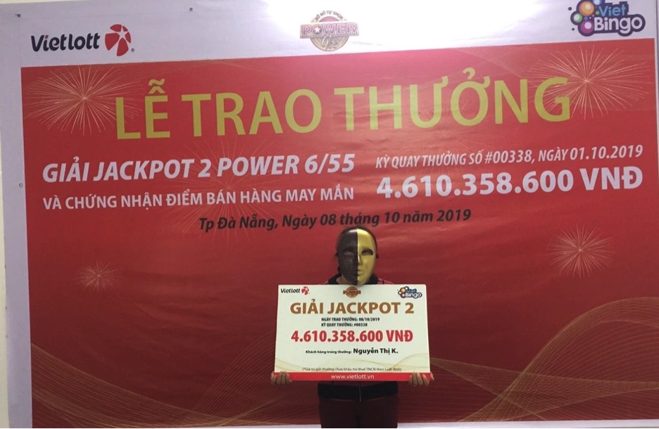 Chị K. - một khách hàng làm nghề bán vé số dạo đến từ Đà Nẵng trúng Jackpot 2 trị giá 4,6 tỉ đồng.