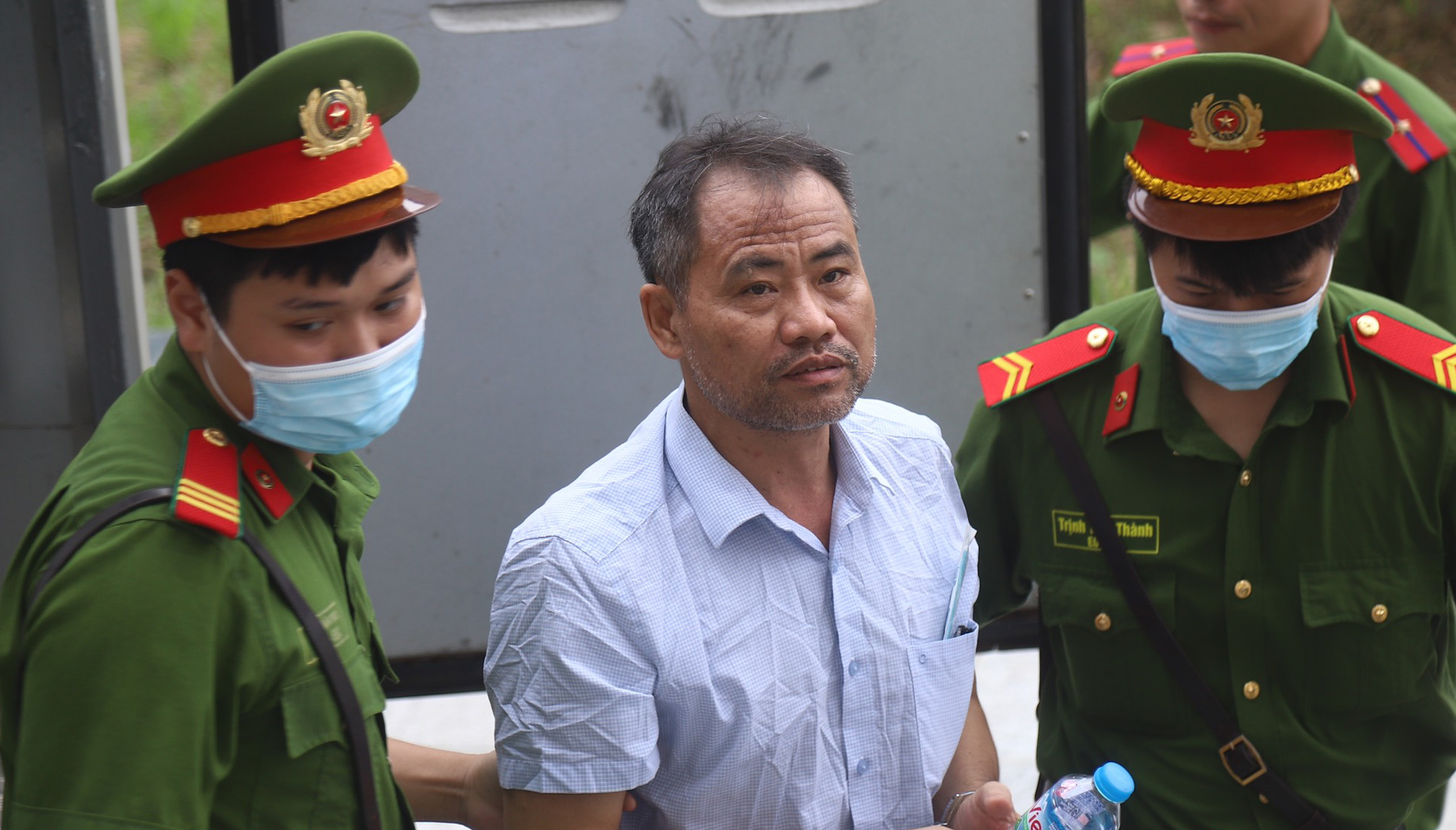 Bùi Văn Mận - ngã quỵ khi bị đề nghị mức án cao nhất trong số 15 bị cáo. Ảnh: Quang Việt