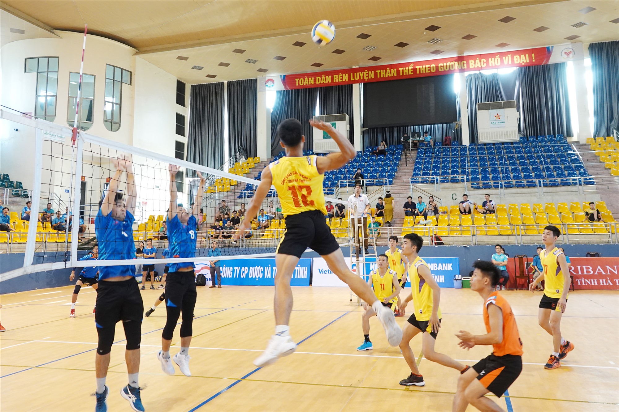 Trận đấu gay cấn giữa đội Công đoàn các KKT tỉnh Hà Tĩnh với Công đoàn Viên chức tỉnh Hà Tĩnh diễn ra sau lễ khai mạc sáng 27.8. Ảnh: Trần Tuấn