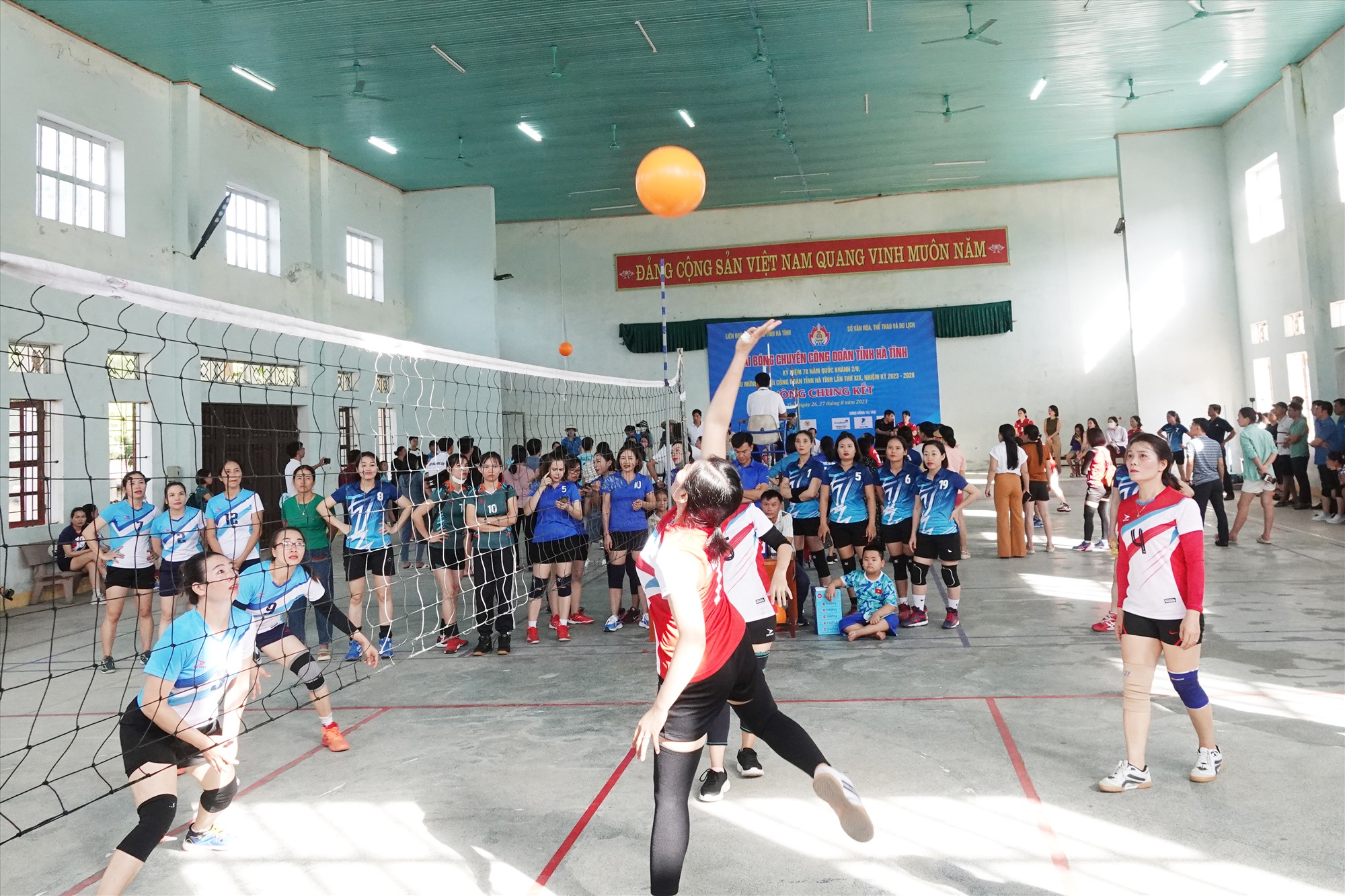 Trận đấu bóng chuyền hơi nữ giữa LĐLĐ Thành phố Hà Tĩnh với LĐLĐ huyện Hương Khê. Ảnh: Trần Tuấn.