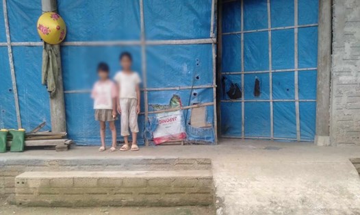 Bố mắc bệnh hiểm nghèo, hai cháu Nguyễn Kim Chi (8 tuổi) và Nguyễn Kim Liên (6 tuổi) đứng trước nguy cơ đói ăn, thất học. Ảnh: Thu Thủy