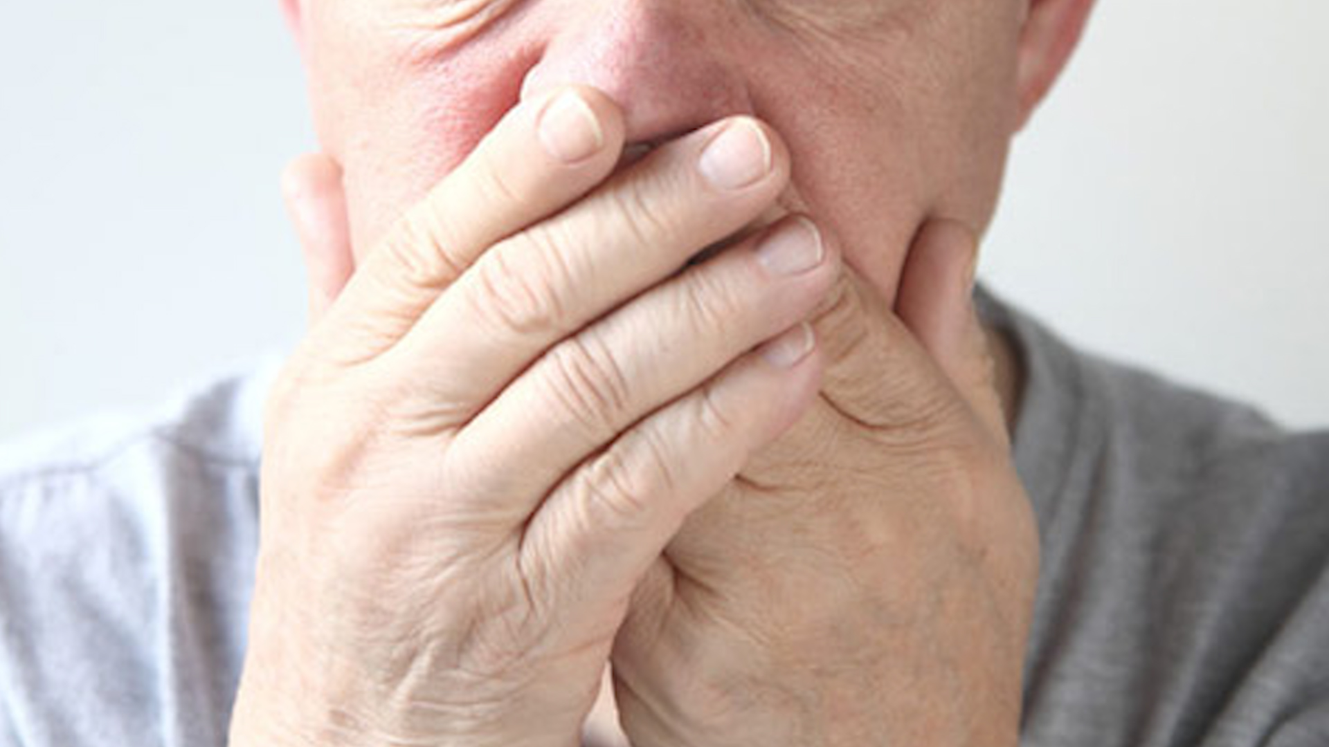 7 lý do khiến hơi thở nặng mùi khi bạn già