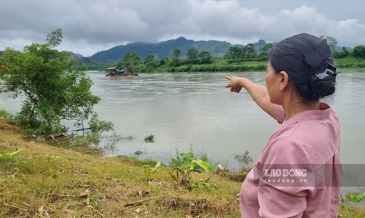Người dân bức xúc về tình trạng khai thác cát, sỏi tại sông Gâm. Ảnh: Lam Thanh