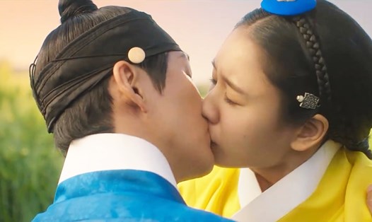 Cảnh hôn lãng mạn của Nam Goong Min, Ahn Eun Jin trên màn ảnh. Ảnh: CMH