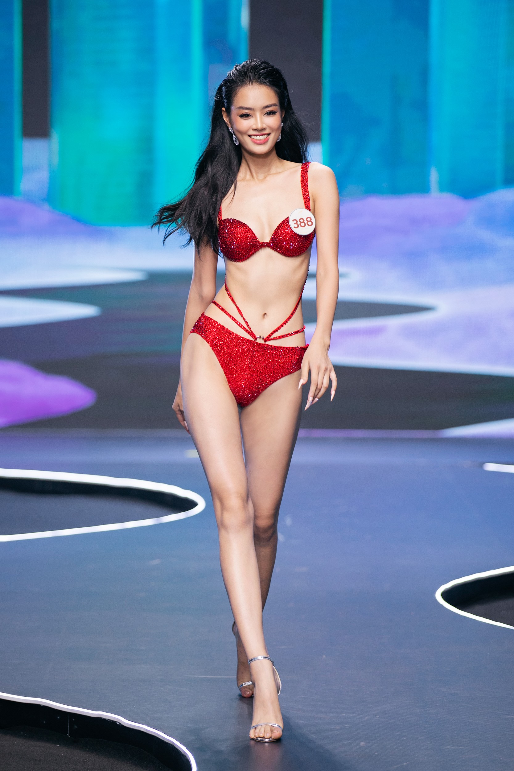 Một trong những thí sinh Miss Grand Việt Nam 2023 được mong chờ nhất tại đêm chung kết là Bùi Khánh Linh. Với lợi thế về hình thể với chiều cao 1m77, số đo 3 vòng 81-59-94, gương mặt sáng cùng lối ứng xử chín chắn, người đẹp Bắc Giang được không ít khán giả dự đoán sẽ đạt ngôi vị cao nhất. Ảnh: Sen Vàng. 