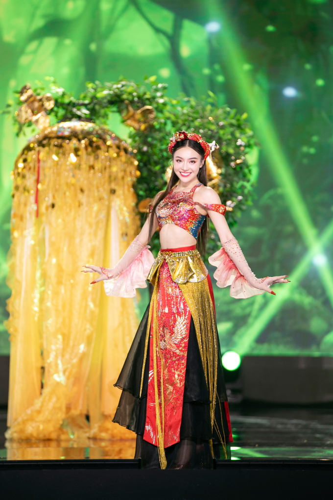 Sau đêm thi “National Custome” (Trang phục dân tộc), Thuỳ Vi vụt sáng và trở thành cái tên được ủng hộ vào top 5 Miss Grand Việt Nam 2023. Cô sở hữu nhan sắc vừa ngọt ngào vừa sắc sảo và nụ cười sáng sân khấu 