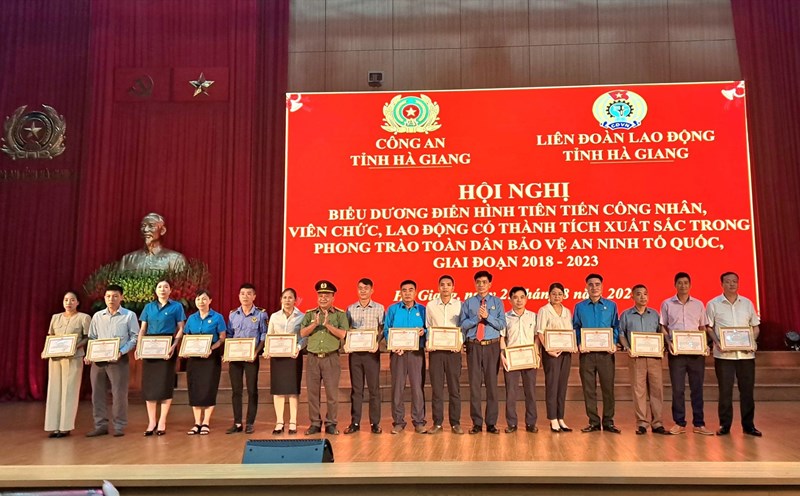 Lãnh đạo Liên đoàn Lao động tỉnh Hà Giang và Công an tỉnh Hà Giang tặng Giấy khen của Giám đốc Công an tỉnh cho các tập thể và cá nhân. Ảnh: Hà Phương