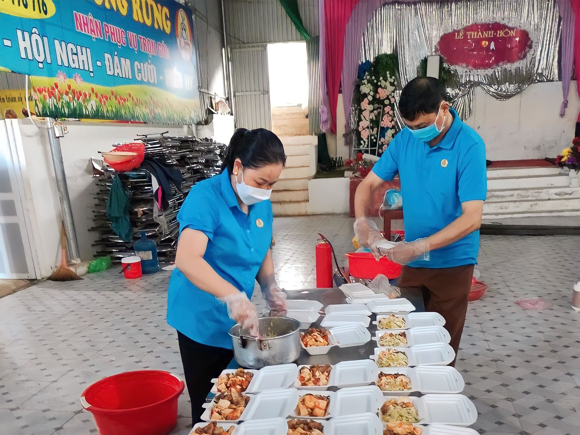 LĐLĐ huyện Quỳnh Nhai, Sơn La tổ chức nấu bữa cơm 0 đồng cho bệnh nhân mắc bệnh COVID-19. Ảnh: Minh Thành