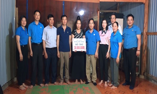 Trao nhà mái ấm công đoàn cho CNVCLĐ có hoàn cảnh khó khăn ở huyện Quỳnh Nhai, Sơn La. Ảnh: Minh Thành
