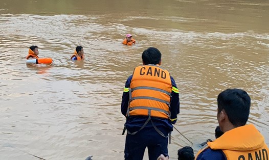 Lực lượng chức năng tìm kiếm nam học sinh bị nước cuốn trôi mất tích trên dòng Sông Bé. Ảnh: Bạn đọc cung cấp