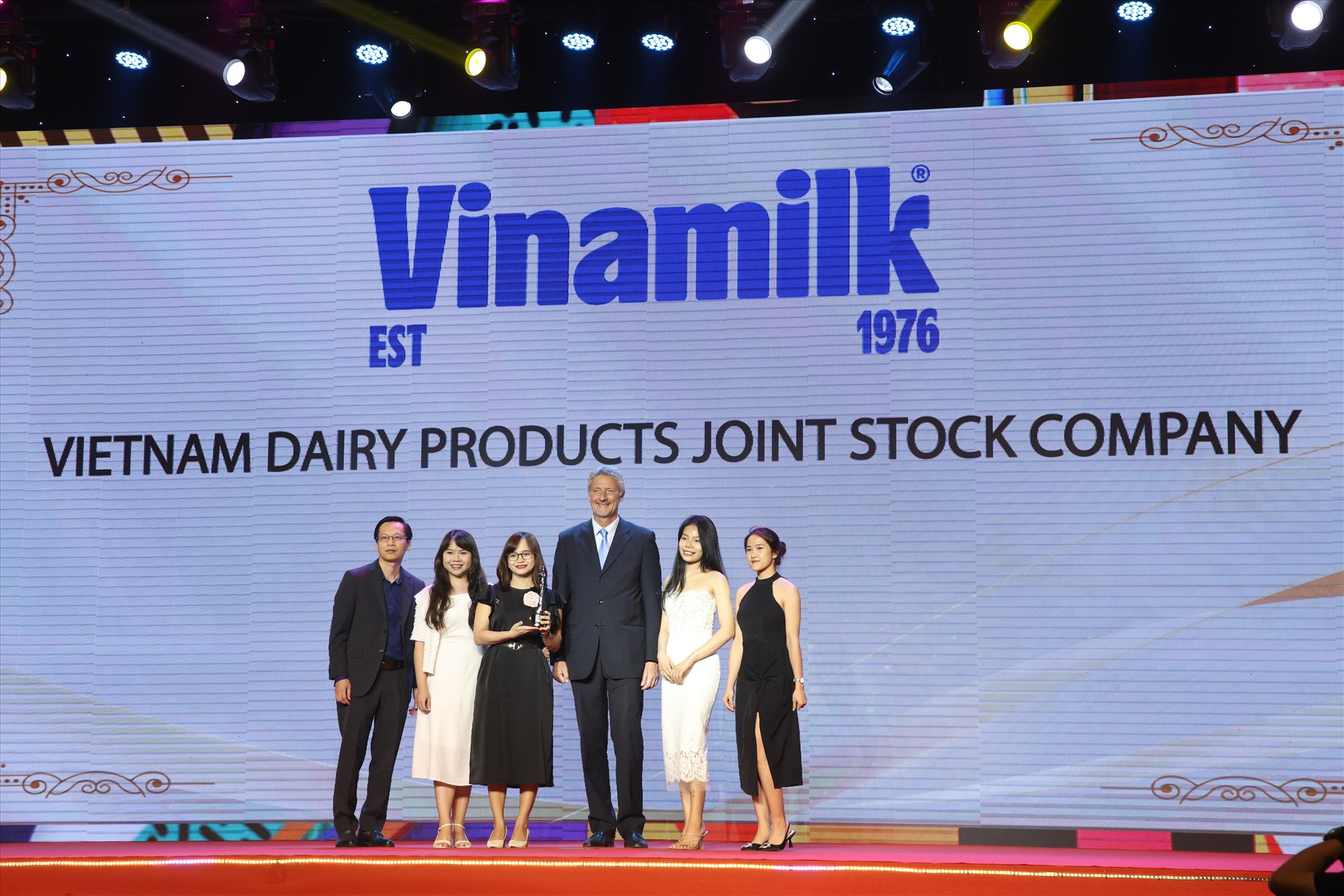 Công ty Vinamilk được vinh danh tại Nơi làm việc tốt nhất châu Á 2023. Ảnh: Vinamilk