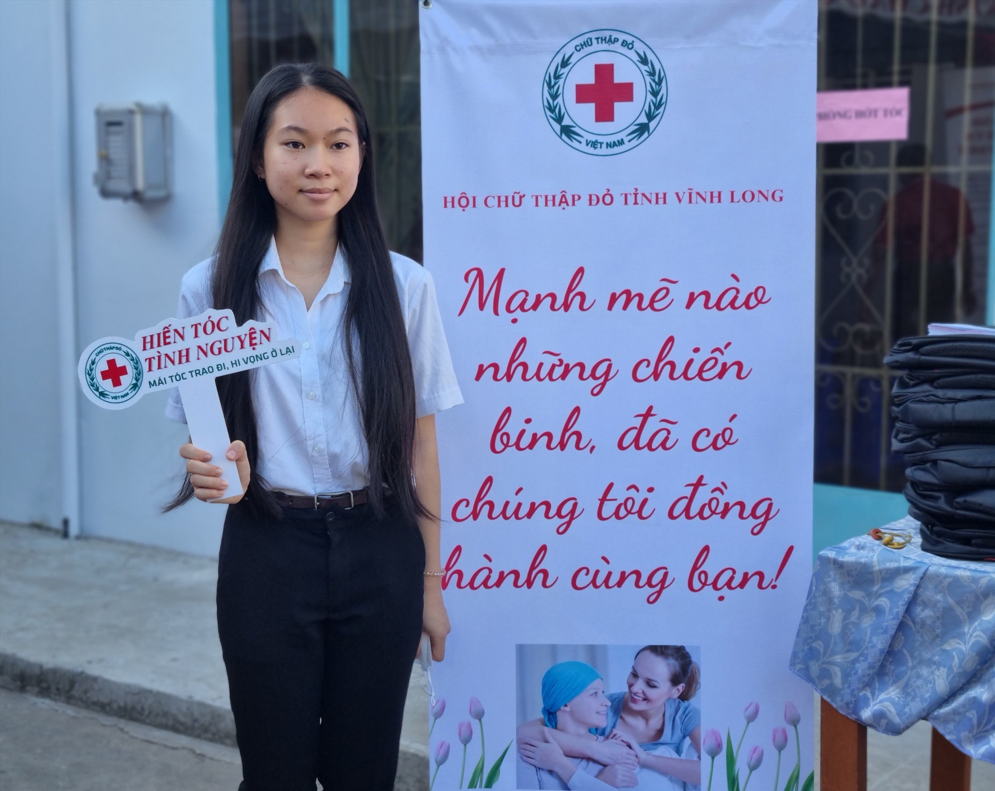 Hội Chữ thập đỏ tỉnh Vĩnh Long tiếp nhận gần 60 người “hiến tóc tình nguyện” tặng bệnh nhân mắc bệnh ung thư. Ảnh: Hoàng Lộc