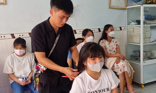 Hội Chữ thập đỏ tỉnh Vĩnh Long đã tiếp nhận nhiều mái tóc gửi tặng những bệnh nhân ung thư. Ảnh: Hoàng Lộc
