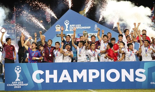 U23 Việt Nam nhận cúp vô địch. Ảnh: Lâm Thoả